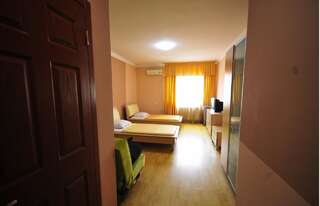 Отель Отель Престиж Батуми Стандартный двухместный номер с 2 отдельными кроватями-1