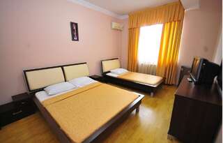 Отель Отель Престиж Батуми Стандартный двухместный номер с 2 отдельными кроватями-3