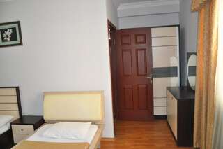 Отель Отель Престиж Батуми Стандартный двухместный номер с 2 отдельными кроватями-5