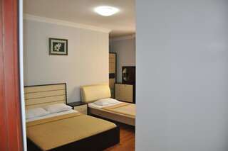 Отель Отель Престиж Батуми Стандартный двухместный номер с 2 отдельными кроватями-8