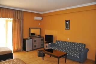 Отель Отель Престиж Батуми Стандартный двухместный номер с 2 отдельными кроватями-9